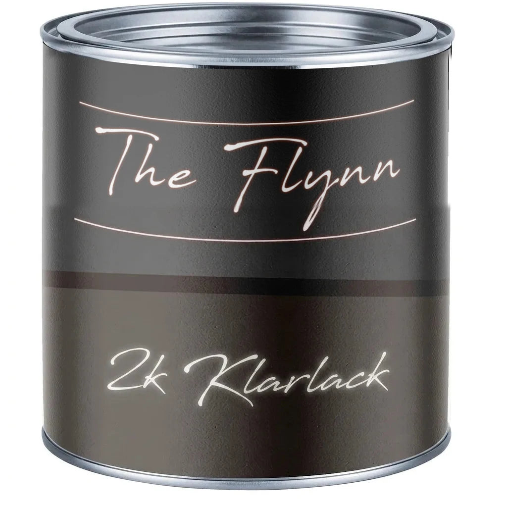 Burk med The Flynn 2k klarlack. Svart etikett med vit text och dekorativa linjer.