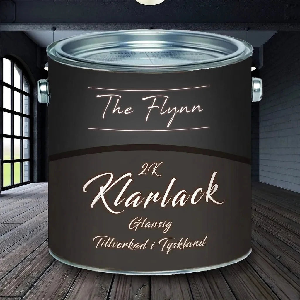 The Flynn 2K glansig klarlack i svart burk på trägolv. Tillverkad i Tyskland.