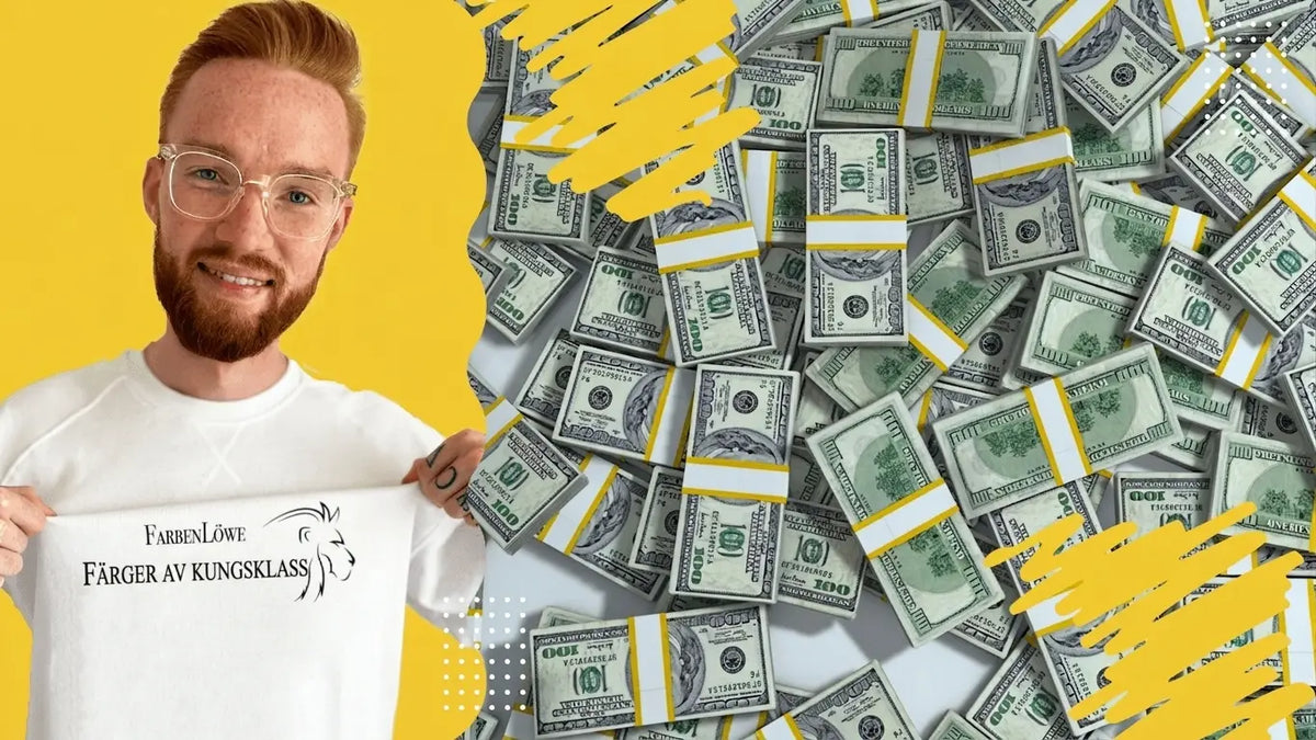 Man med glasögon och skägg håller en T-shirt med logotypen "FarbenLöwe", en hög med dollarsedlar i bakgrunden.