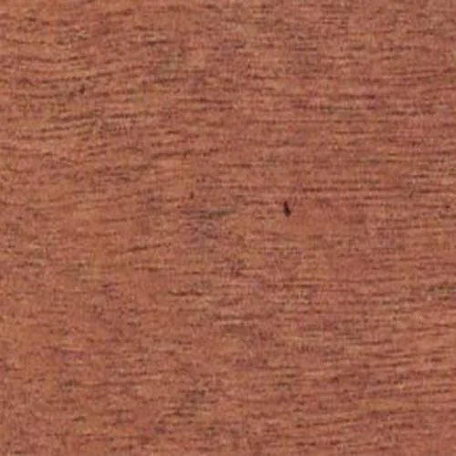 Närbild av en rödbrun träyta med tydlig ådring, i en varm, naturlig ton som teak eller mahogny.