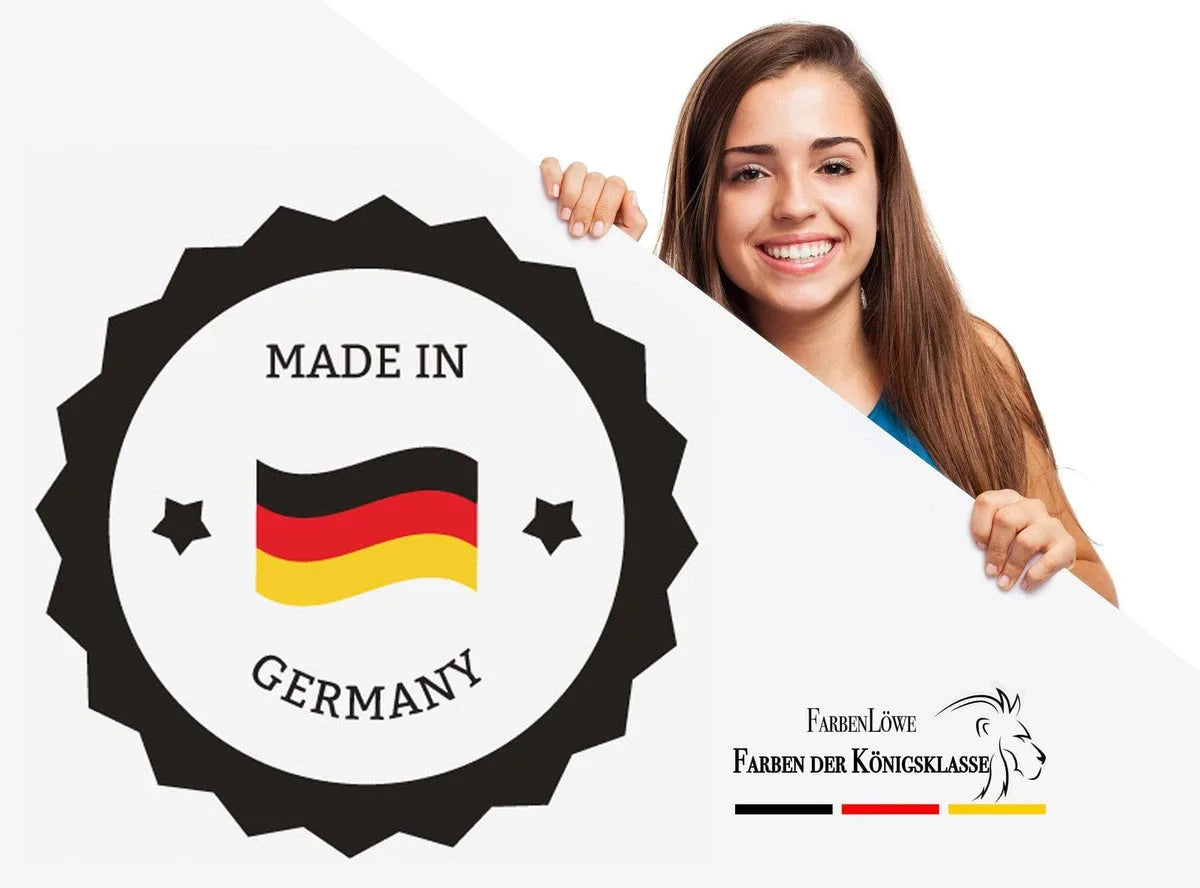 Leende kvinna med skylt, Made in Germany-stämpel, och FarbenLöwe logotyp med texten 'Farben der Königsklasse'.