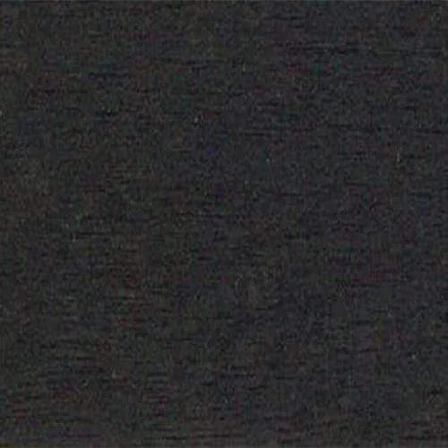 Svartbetsad träyta, närbild med textur och tydlig ådring