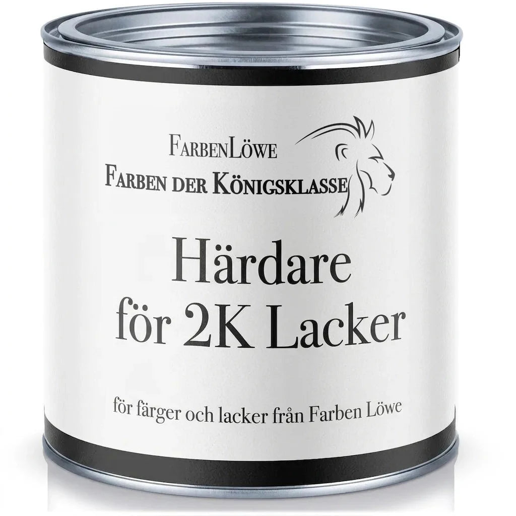Vit FarbenLöwe burk med härdare för 2K-lack. Svart text 'Härter für 2K Lacke' och lejonlogotyp på vit etikett.