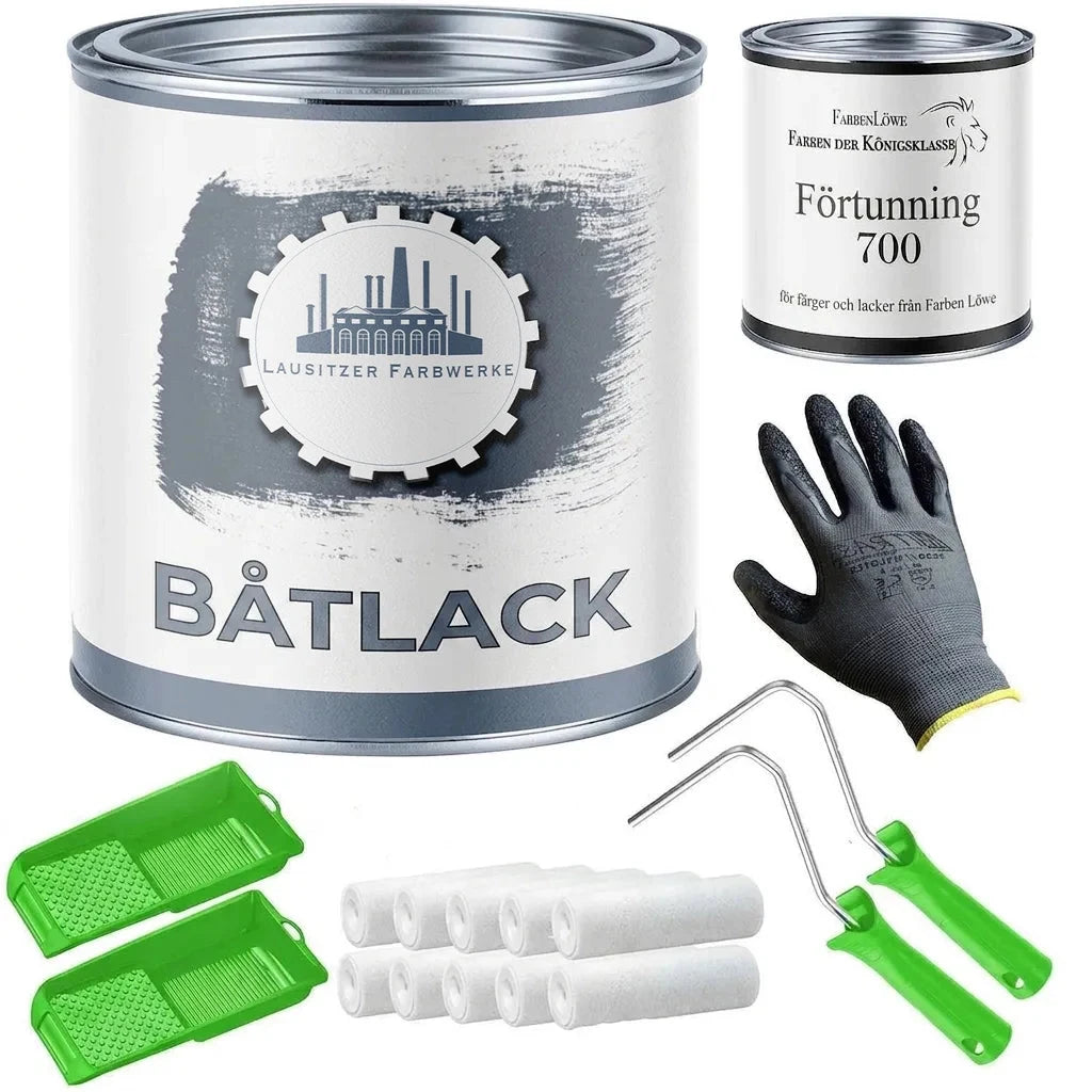 Målarpaket med båtlack, förtunning, målarrollers, brickor och handskar.
