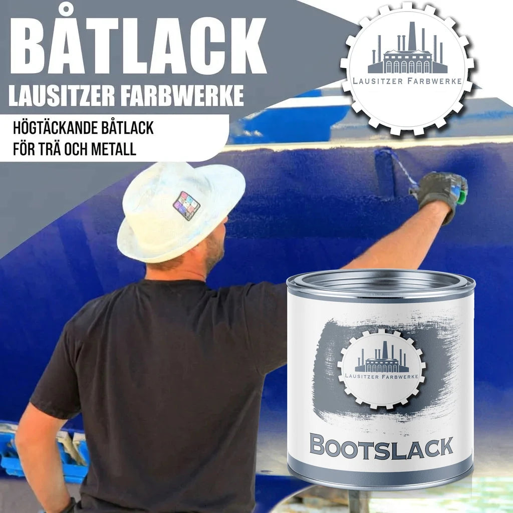 Man målar en båt blå med "BOOTSLACK" från Lausitzer Farbwerke. Högtäckande båtlack för trä och metall.